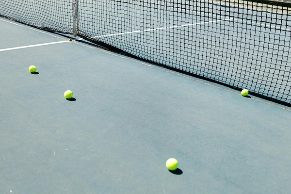 Comment un basketteur peut-il améliorer sa technique de shoot en fadeaway avec un défenseur proche ?